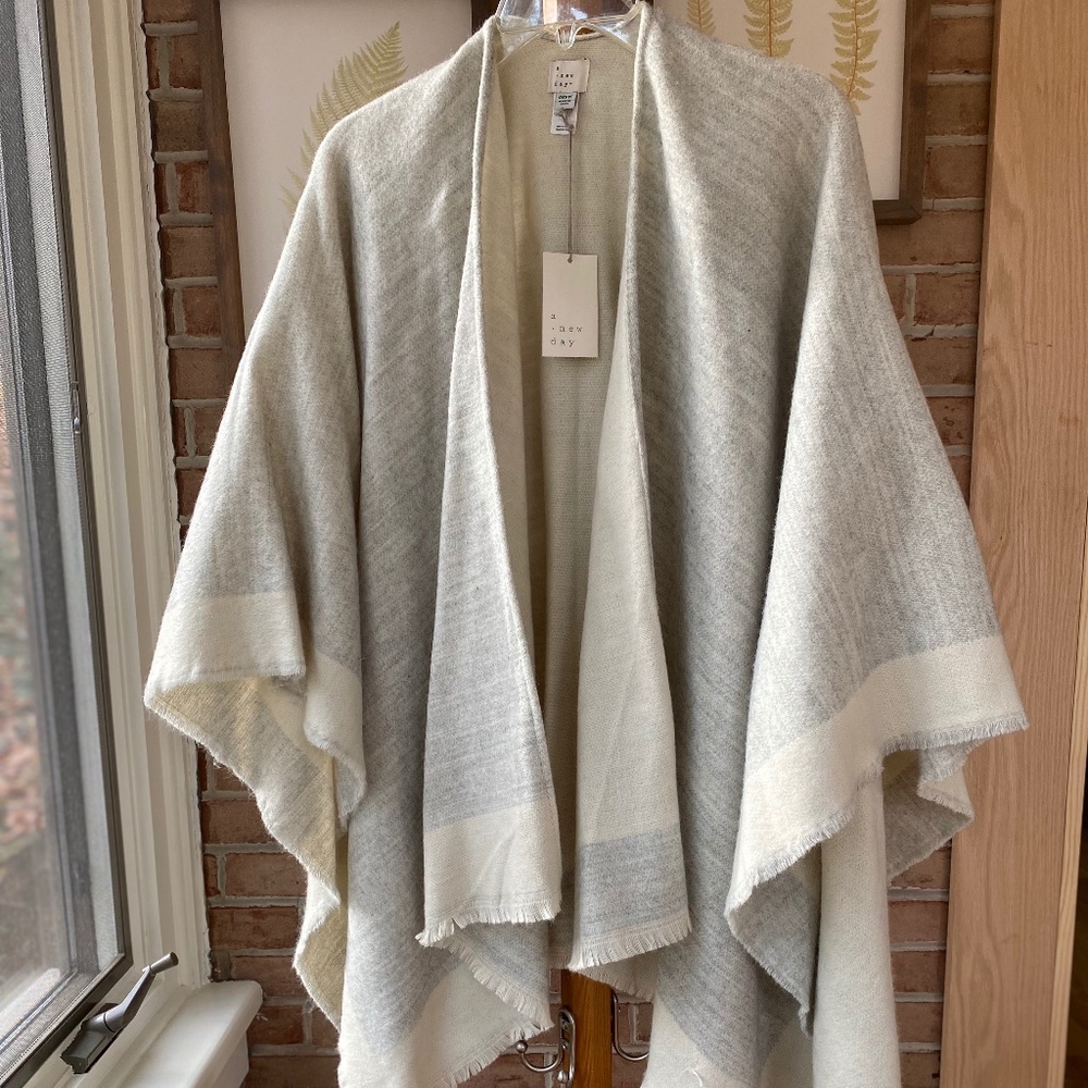 Women's Cream and Gray Shawl